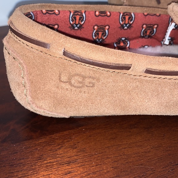 UGG BRAND NEW SIZE 7-71/2 CHESTNUT SLIPPERS - Picture 3 of 8